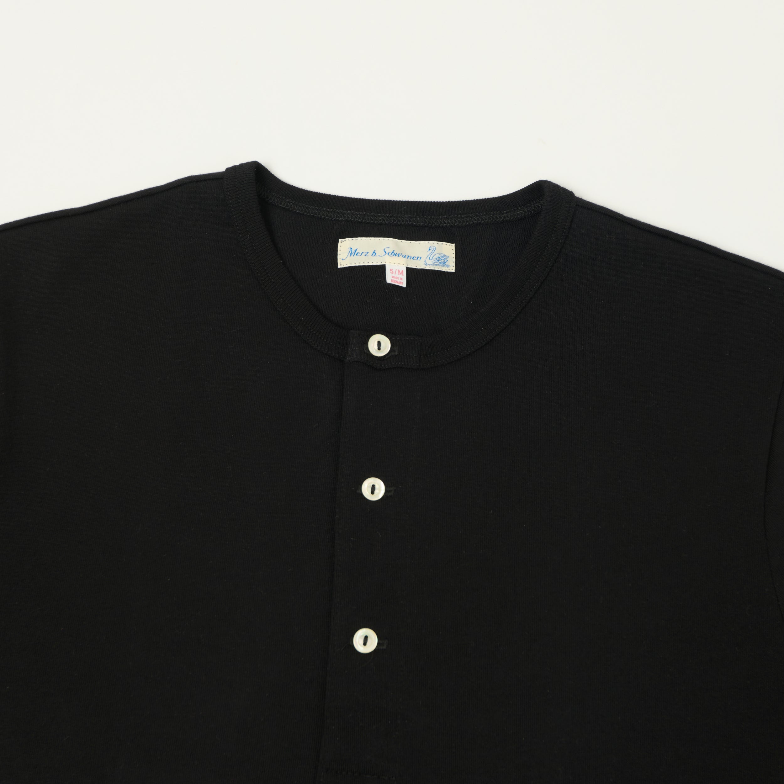 Merz b. Schwanen 2M07 Short Sleeve Henley - Deep Black